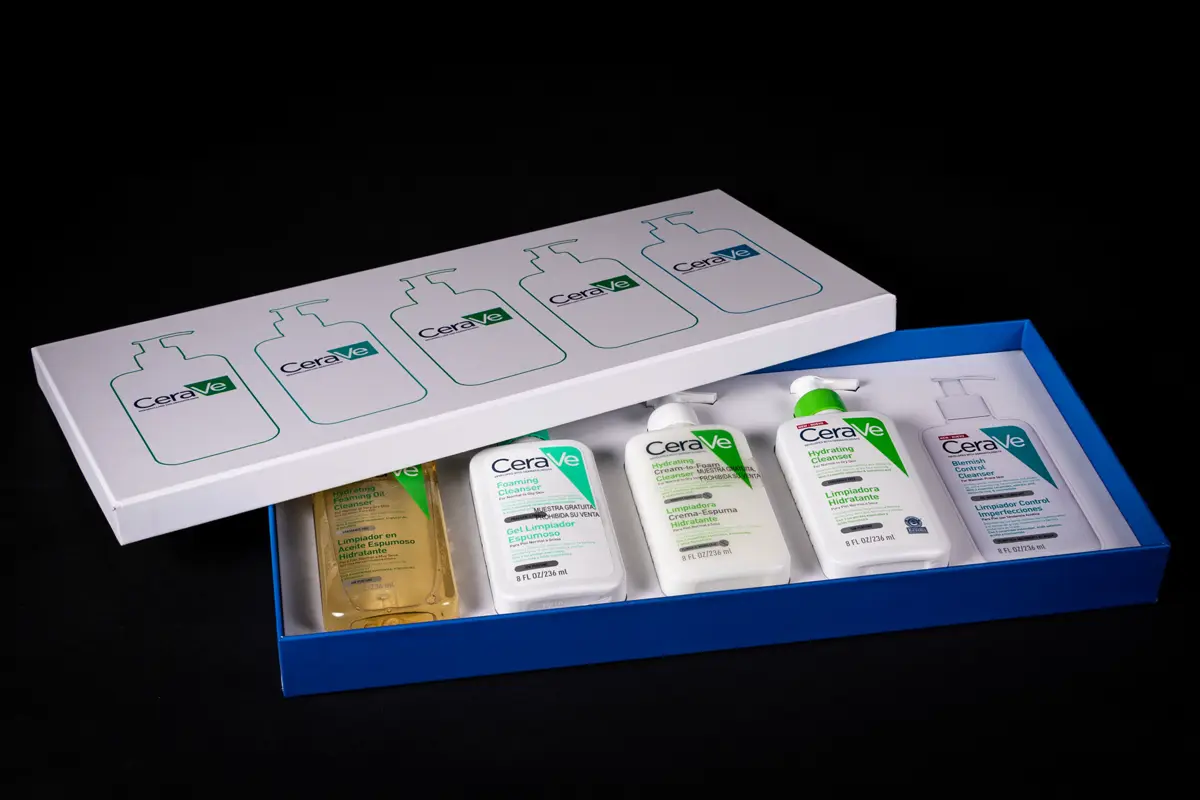 Empaque personalizado de CeraVe con productos en caja azul