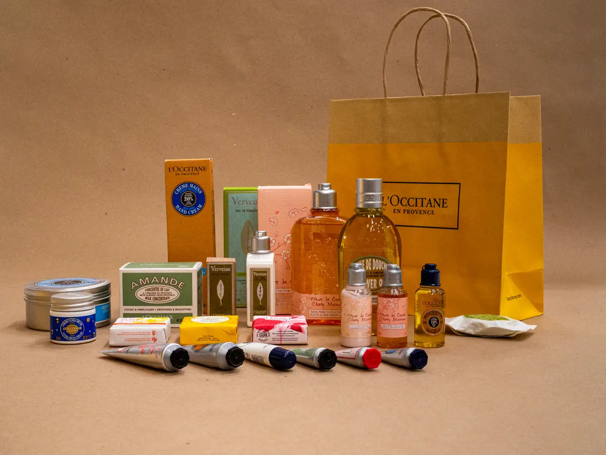 Regalo corporativo con productos Loccitane y bolsa de marca